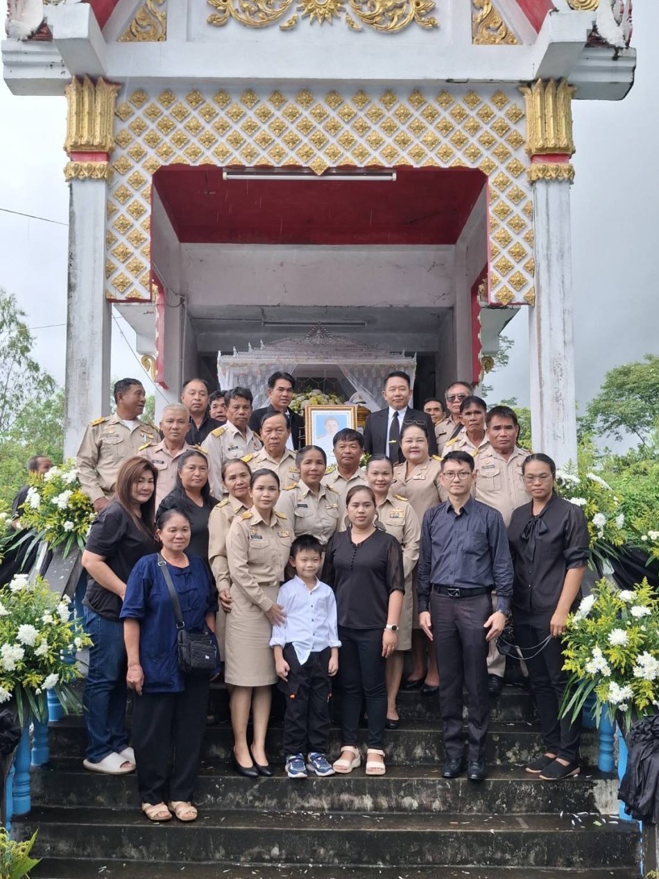  นายวัฒนา วิชะนา นายกเทศมนตรีตำบลพังโคนศรีจำปา พร้อมด้วยคณะผู้บริหาร สมาชิกสภาเทศบาล หัวหน้าส่วนราชการ พนักงานเทศบาลและเจ้าหน้าที่ในหน่วยงาน กำนันตำบลพังโคน ผู้ใหญ่บ้าน ตลอดจนพี่น้องประชาชน ได้เข้าร่วมพิธีเพื่อร่วมแสดงความอาลัยและส่งดวงวิญญาณของนายชุย ภูชะธง เป็นครั้งสุดท้าย