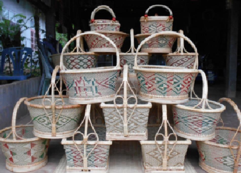 ศูนย์แสดงสินค้า สินค้า OTOP ตะกร้าหวายลายขิด