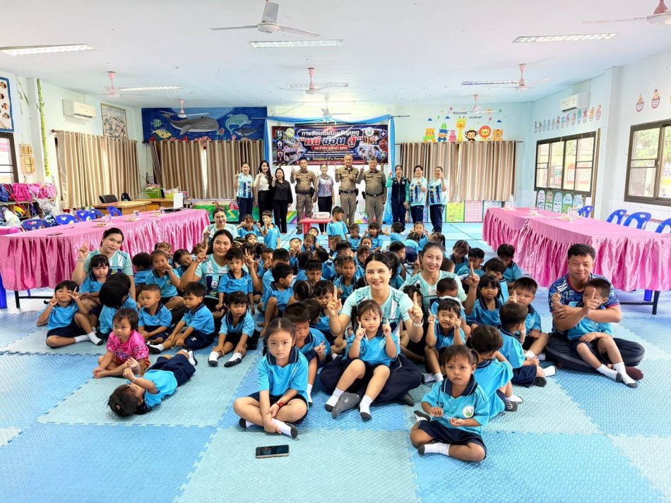 ศูนย์พัฒนาเด็กเล็กบ้านนาเหมือง ร่วมกับสถานีตำรวจภูธรพังโคน จัดการซ้อมแผนเผชิญเหตุ “หนี ซ่อน สู้” เพื่อเตรียมความพร้อมในการรับมือกับสถานการณ์ฉุกเฉิน และเสริมสร้างความรู้ความเข้าใจให้แก่ครู บุคลากร และเด็กปฐมวัย ในการปฏิบัติตนอย่างถูกต้องและปลอดภัยเมื่อเกิดเหตุการณ์ไม่คาดคิด